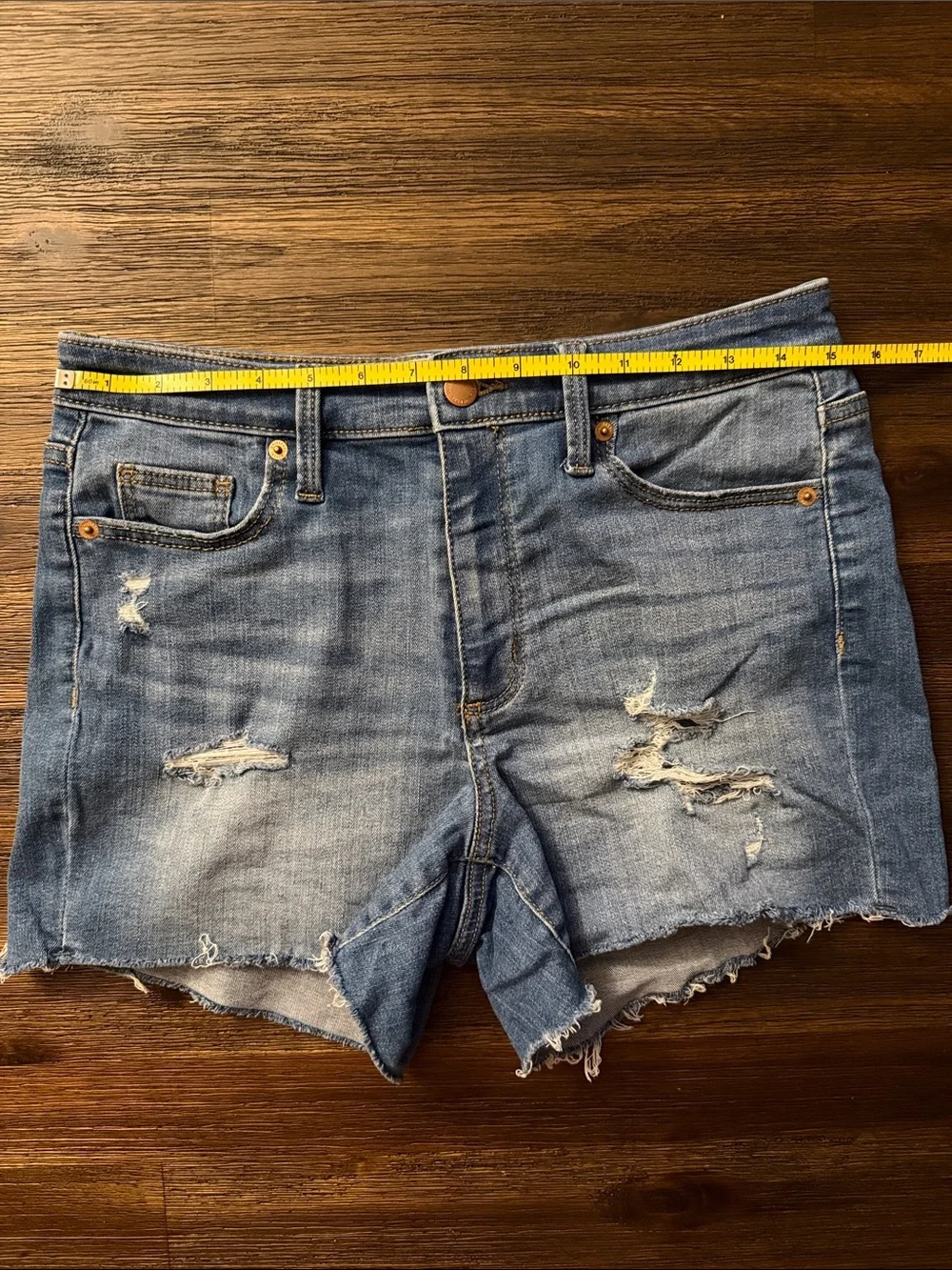 Universal Thread High Rise Medium Wash Distressed Denim Midi Shorts Size 6/28R